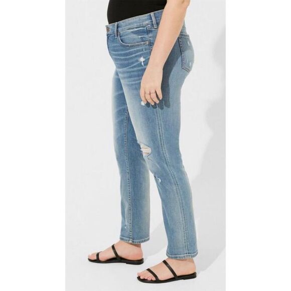 Torrid Boyfriend Straight Vintage Stretch Mid-Rise Distressed Jeans Plus Size 22 - Picture 2 of 9